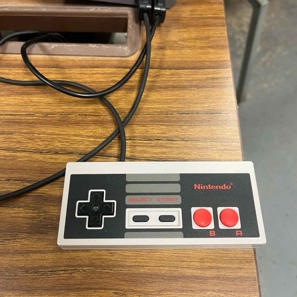 Nintendo entertainment system classic edition: controller and The Edge joystick